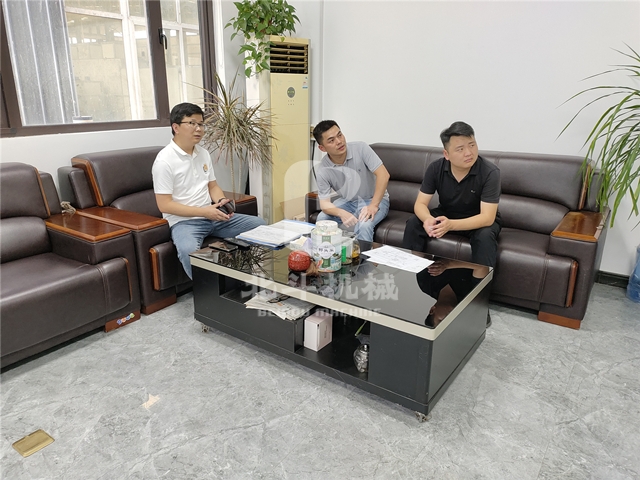 市場經(jīng)理在多媒體室與客戶交流會(huì)議