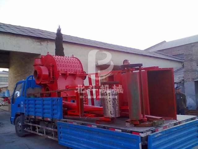 木材粉碎機裝車完畢發往江西